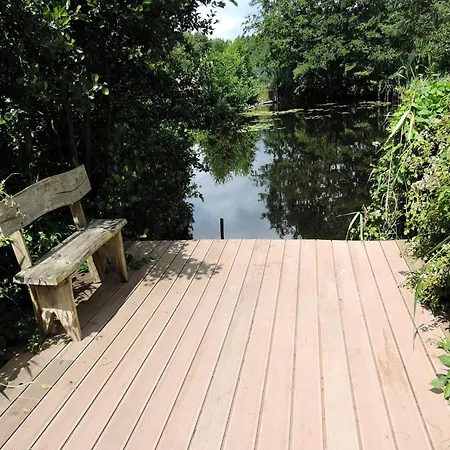 Lakeside Getaway With Family Amenities דירה